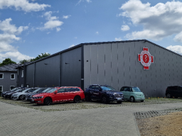 &amp;nbsp;
Fahrzeughalle von der Einfahrt aus gesehen